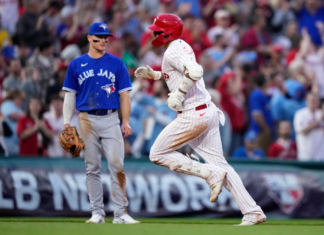 Manoah struggles again, Blue Jays sloppy in loss to Phillies
