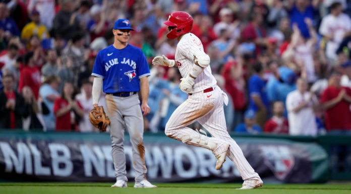 Manoah struggles again, Blue Jays sloppy in loss to Phillies