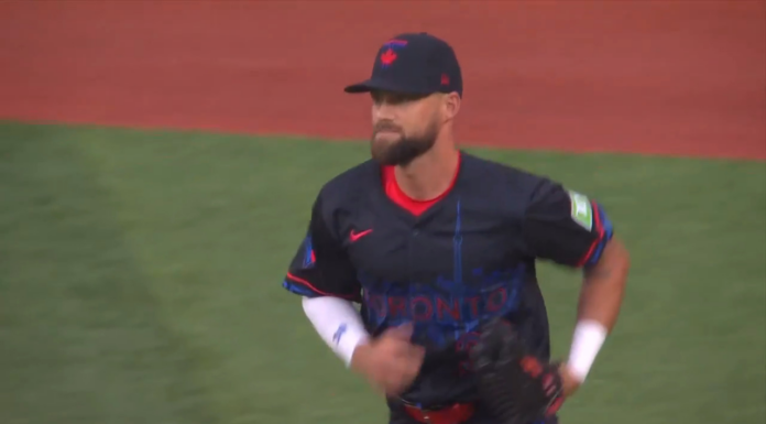 Blue Jays’ Lukes leaps into outfield wall to steal a hit from Pederson