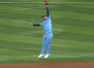 Blue Jays’ Gimenez shows off hops to make incredible leaping catch