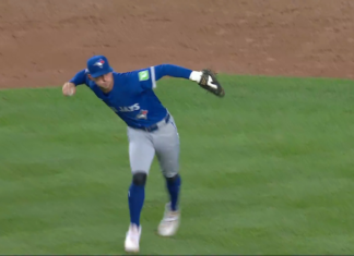 Blue Jays’ Clement makes spectacular bare-handed play on bunt attempt