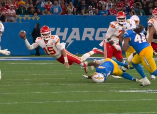 Chiefs’ Mahomes gets out of trouble with slick flick for first down