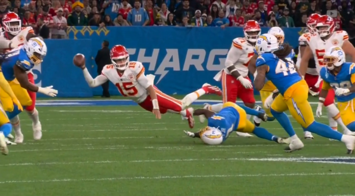 Chiefs’ Mahomes gets out of trouble with slick flick for first down