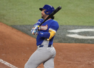 Suarez lines RBI double to gap to give Venezuela late lead in WBC final