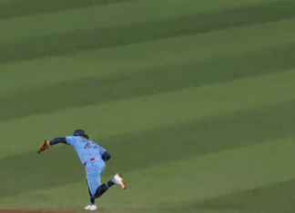 Blue Jays’ Clement saves run with acrobatic throw to first to end inning
