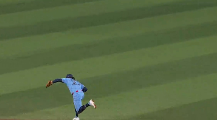 Blue Jays’ Clement saves run with acrobatic throw to first to end inning