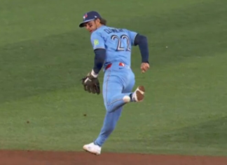 Blue Jays’ Clement throws remarkable behind-the-back toss for the out