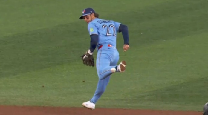 Blue Jays’ Clement throws remarkable behind-the-back toss for the out